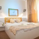 Golden House * Βάρνα