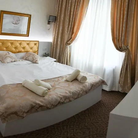 Golden Apartment *