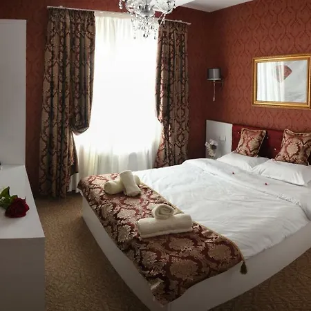 Golden House * וארנה